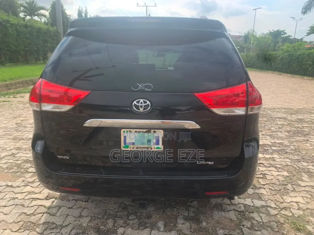 Toyota Sienna 2011 Black