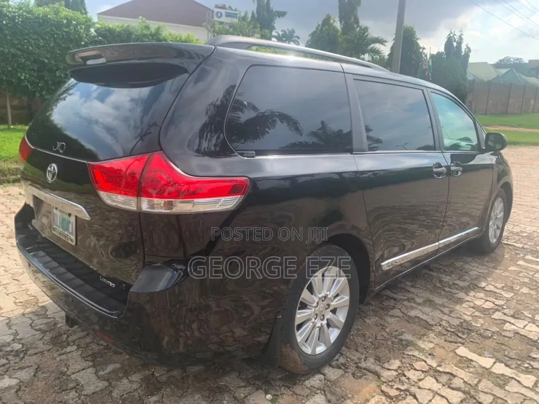 Toyota Sienna 2011 Black