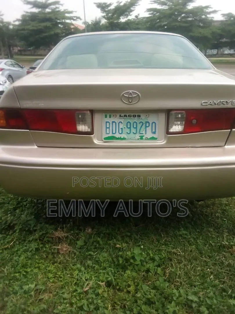 Toyota Camry 2000 Gold