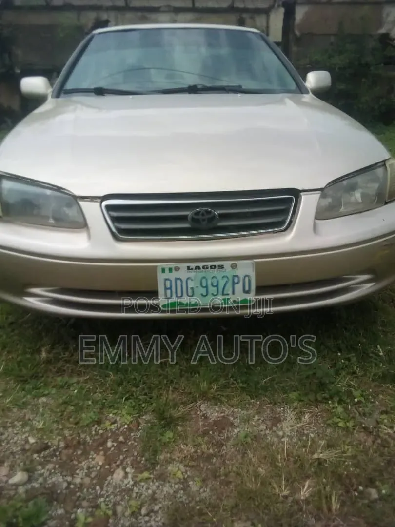 Toyota Camry 2000 Gold