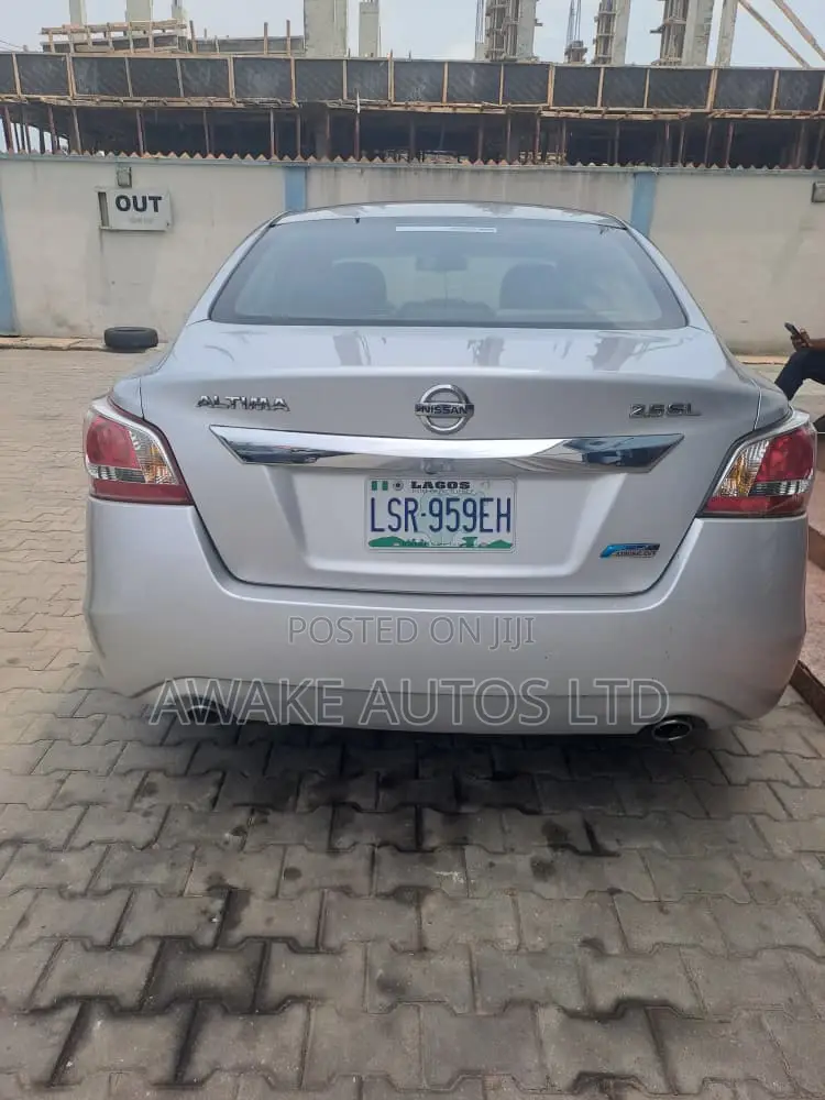 Nissan Altima 2.5 4dr Sedan (2.5L 4cyl CVT) 2015 Silver