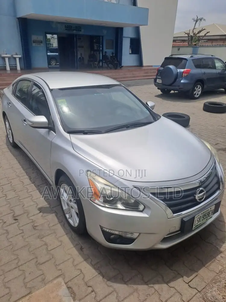 Nissan Altima 2.5 4dr Sedan (2.5L 4cyl CVT) 2015 Silver