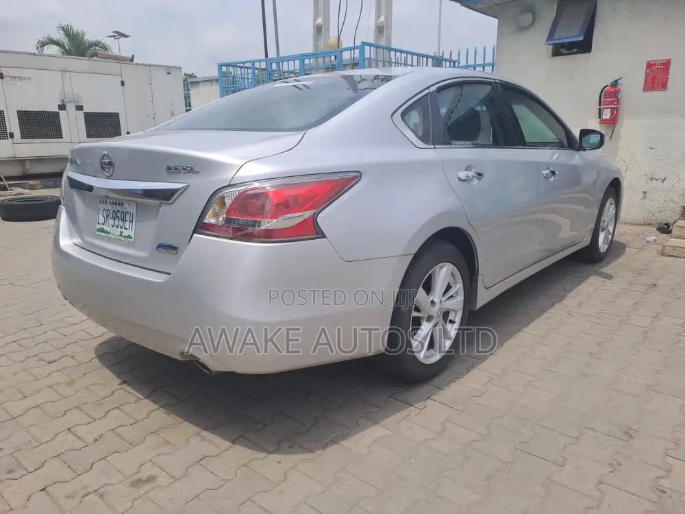 Nissan Altima 2.5 4dr Sedan (2.5L 4cyl CVT) 2015 Silver