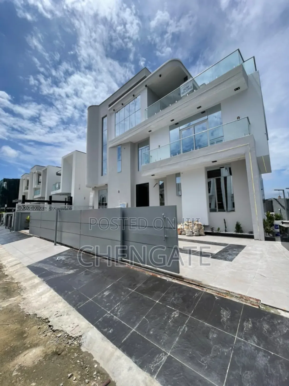 5bdrm Duplex in Chevron for sale