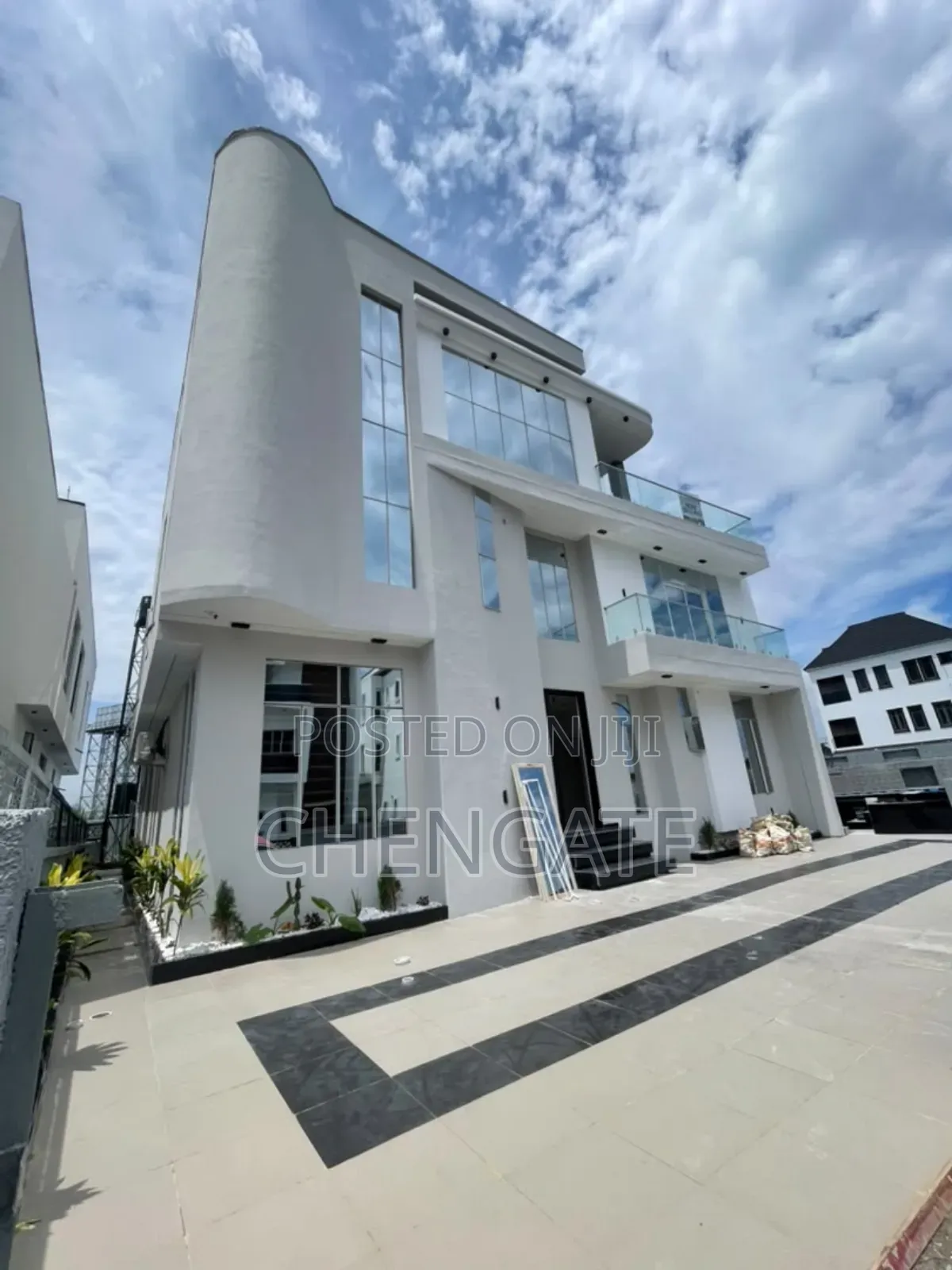 5bdrm Duplex in Chevron for sale