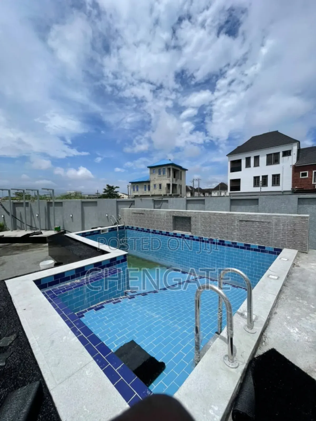 5bdrm Duplex in Chevron for sale