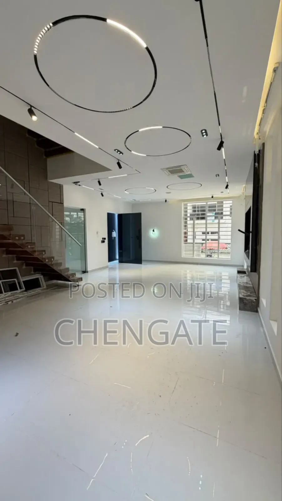 5bdrm Duplex in Chevron for sale