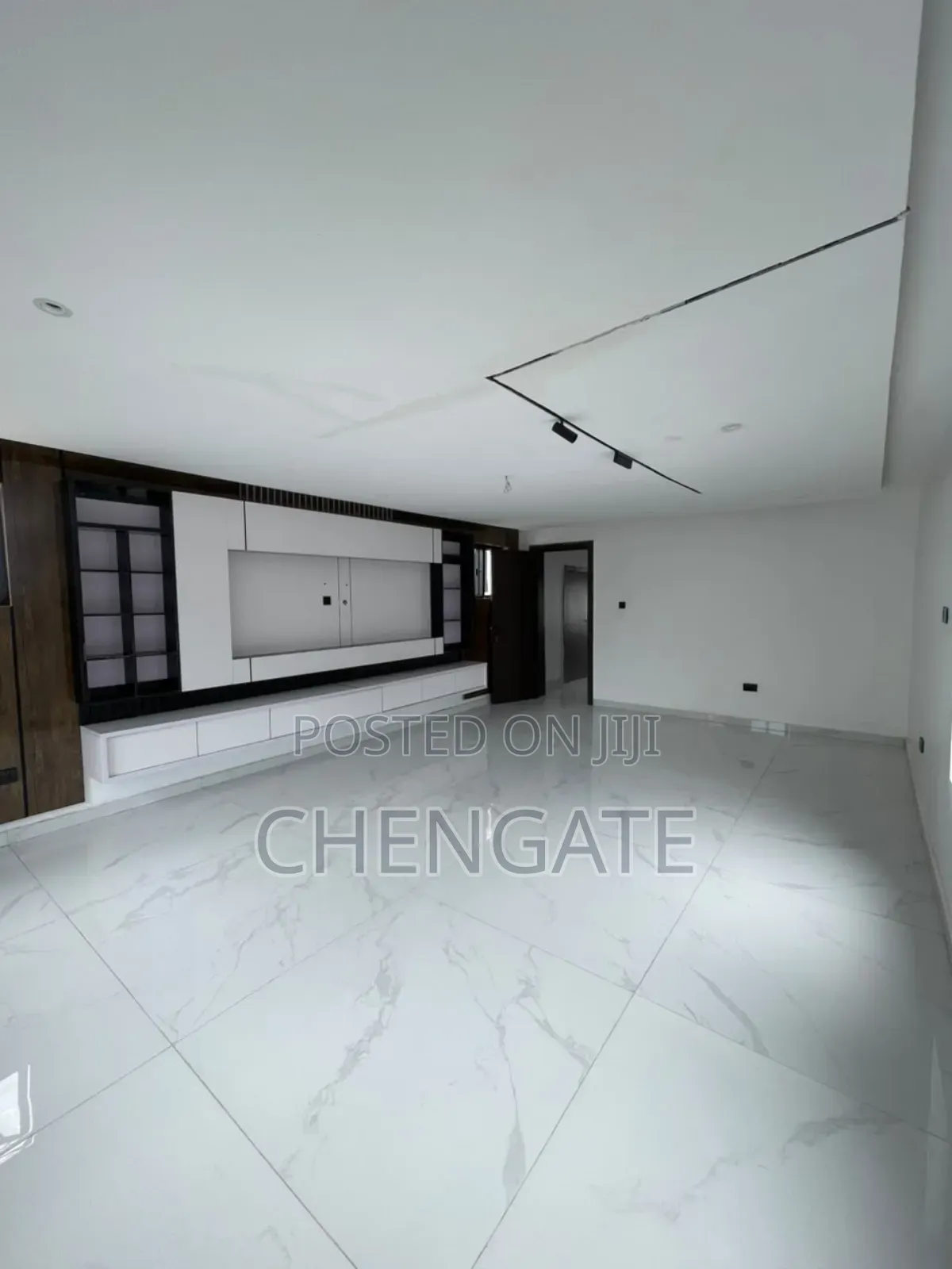 5bdrm Duplex in Osapa london for sale