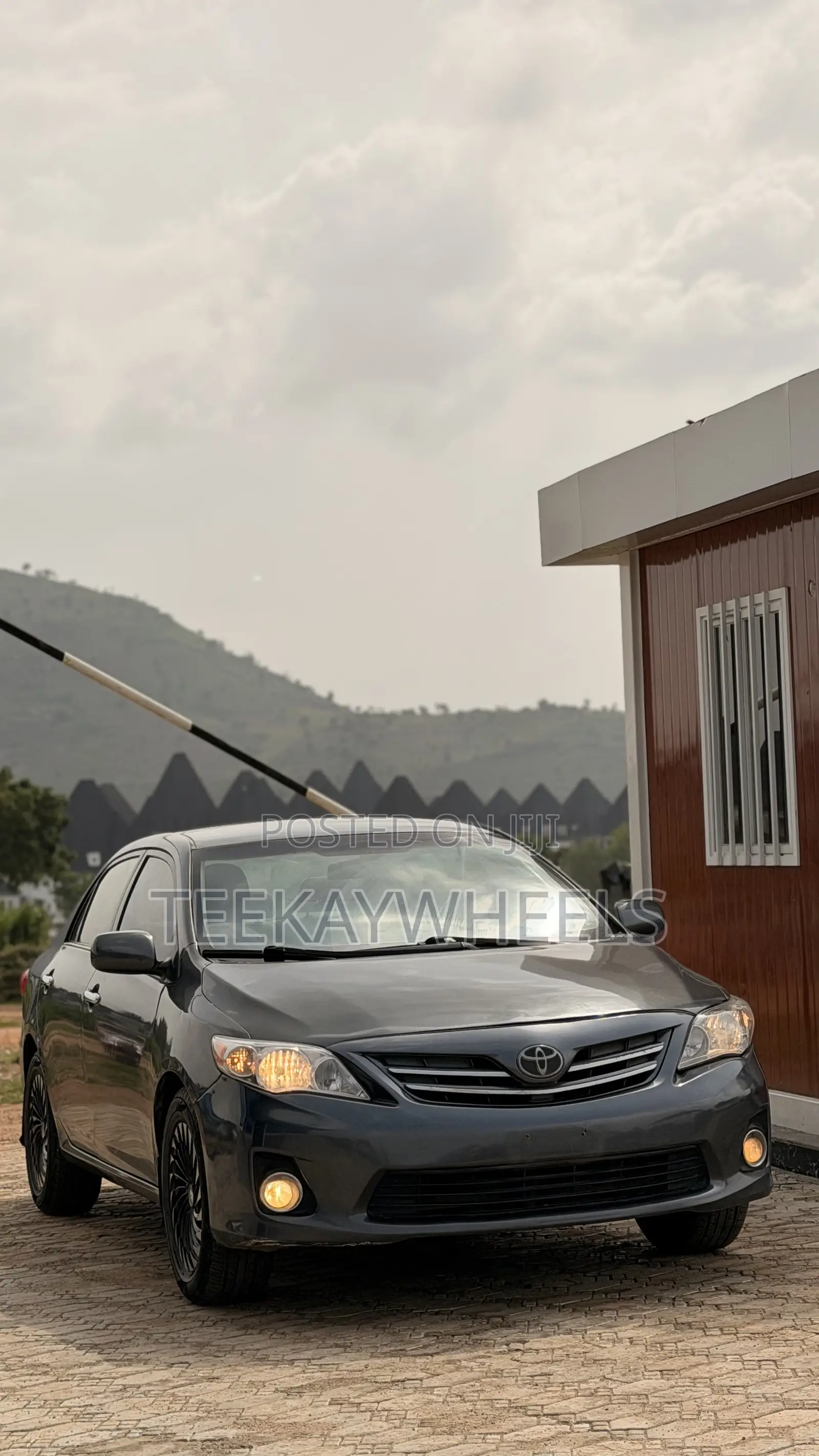 Toyota Corolla LE 4dr Sedan (1.8L 4cyl 4A) 2013 Gray