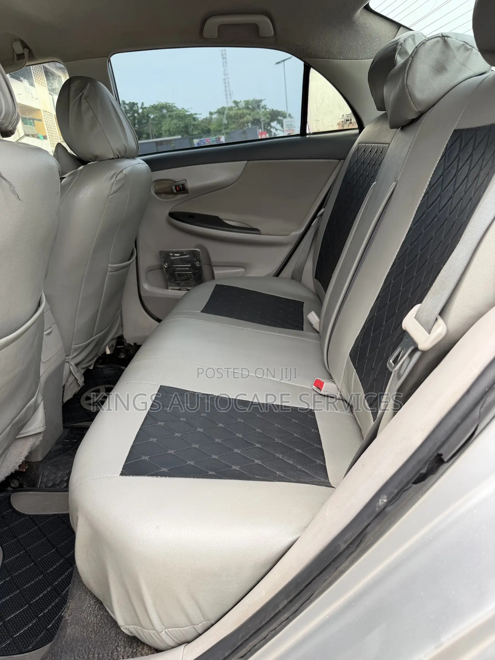 Toyota Corolla LE 4dr Sedan (1.8L 4cyl 4A) 2013 Silver