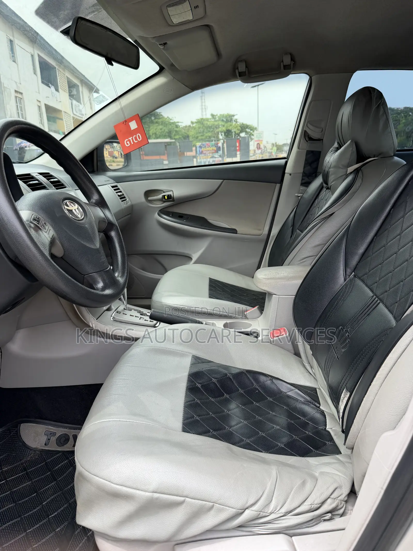 Toyota Corolla LE 4dr Sedan (1.8L 4cyl 4A) 2013 Silver