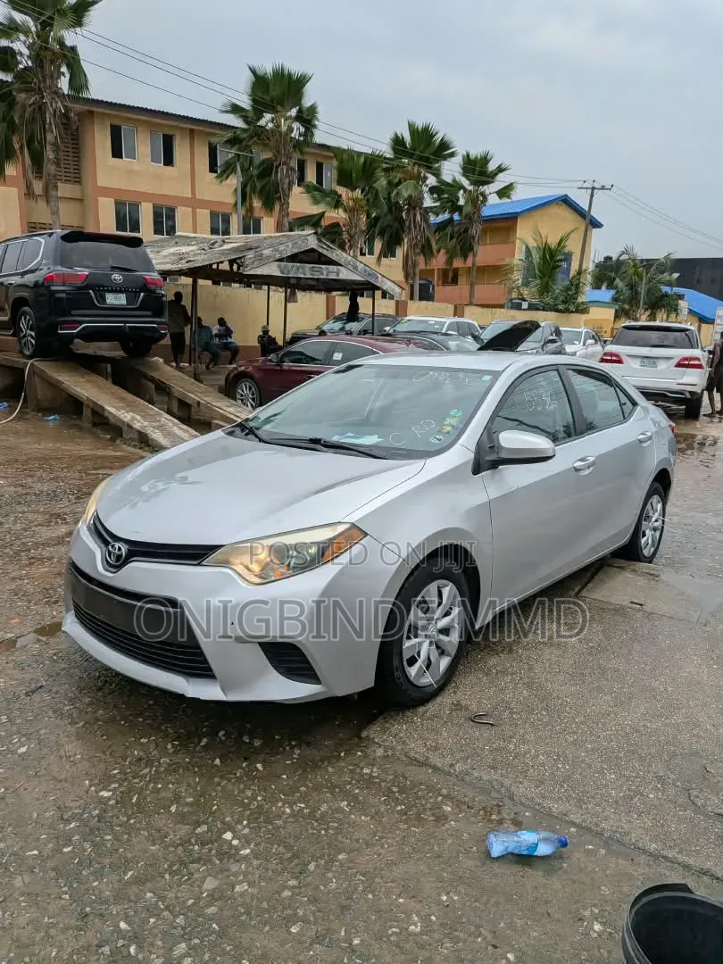 Toyota Corolla LE 4dr Sedan (1.8L 4cyl CVT) 2014 Silver