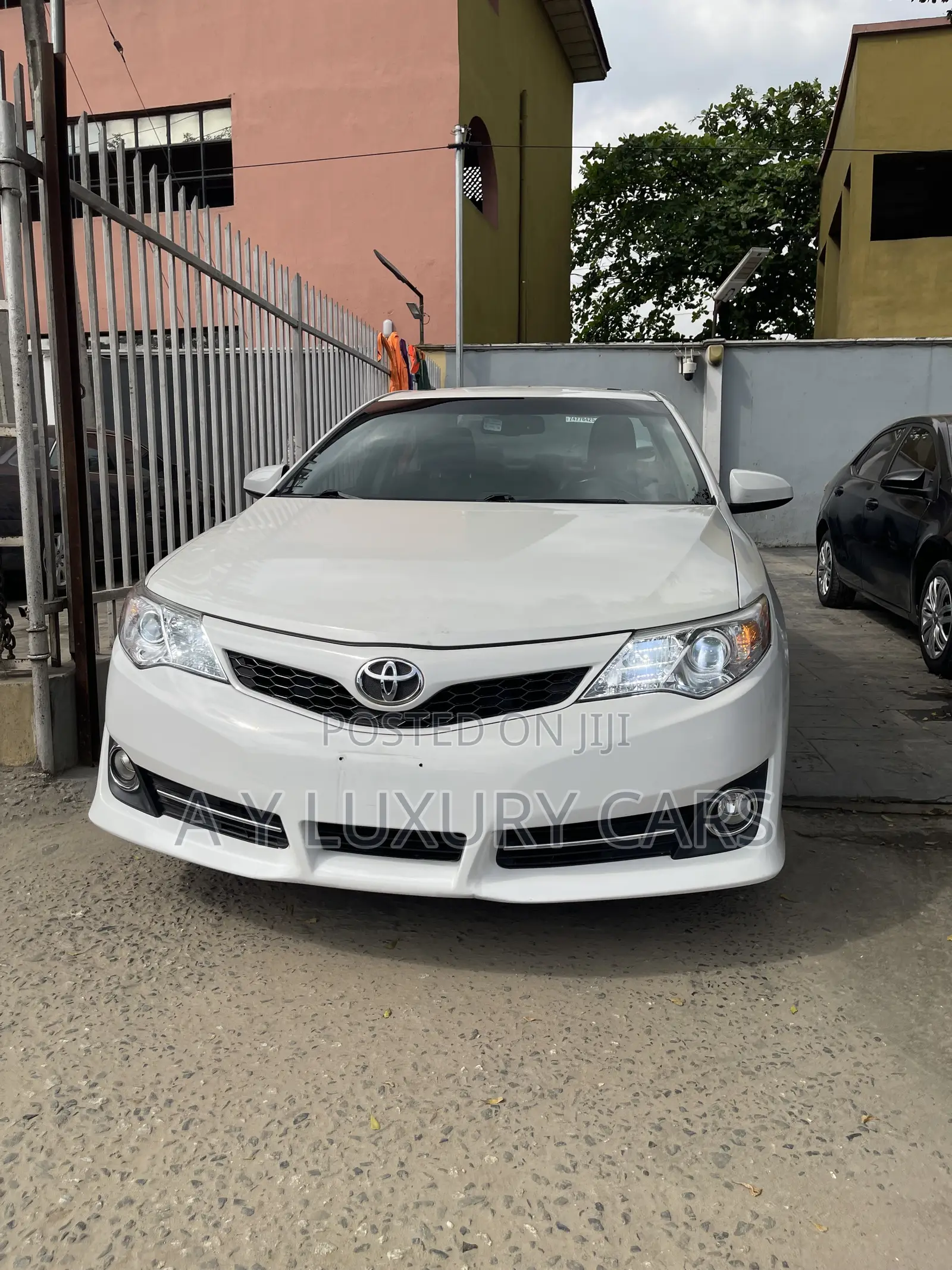 Toyota Camry SE V6 4dr Sedan (3.5L 6cyl 6A) 2013 White