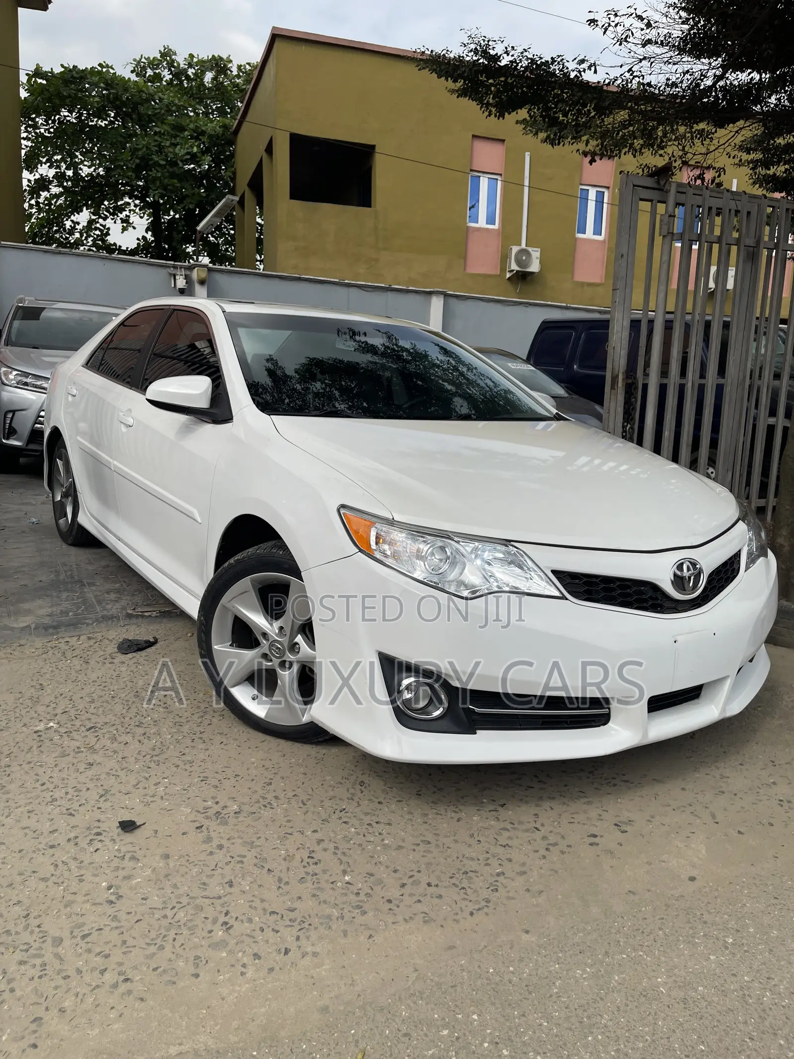 Toyota Camry SE V6 4dr Sedan (3.5L 6cyl 6A) 2013 White