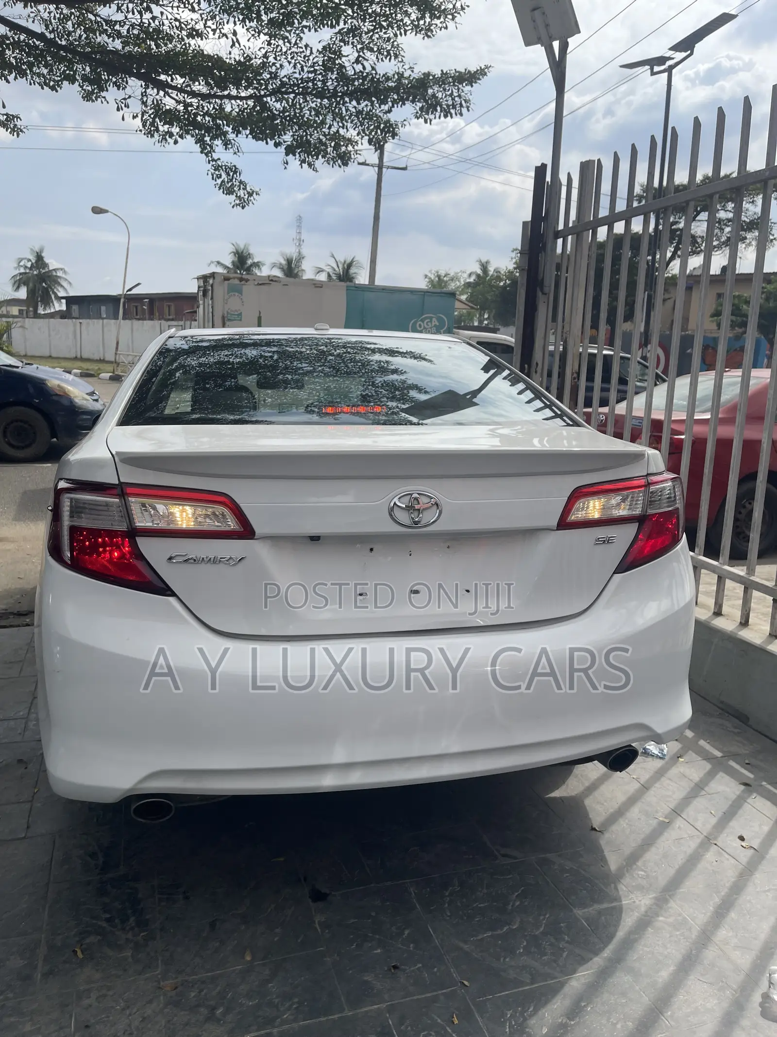 Toyota Camry SE V6 4dr Sedan (3.5L 6cyl 6A) 2013 White