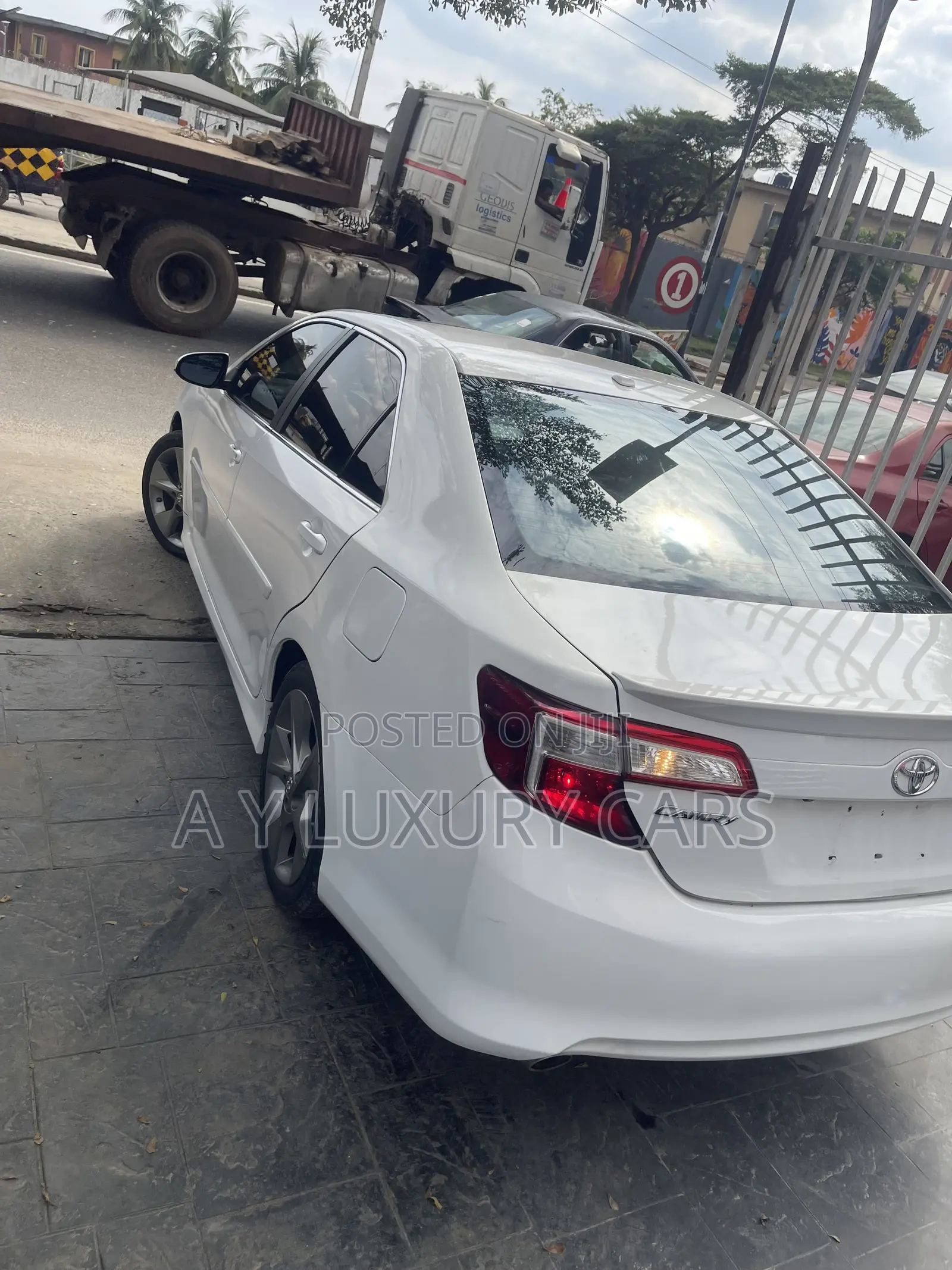 Toyota Camry SE V6 4dr Sedan (3.5L 6cyl 6A) 2013 White