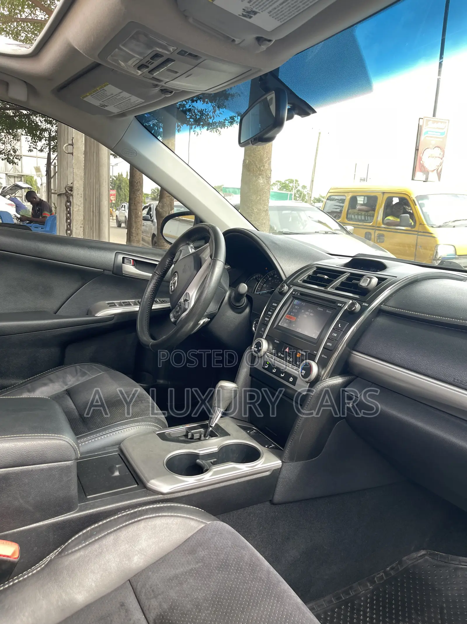 Toyota Camry SE V6 4dr Sedan (3.5L 6cyl 6A) 2013 White