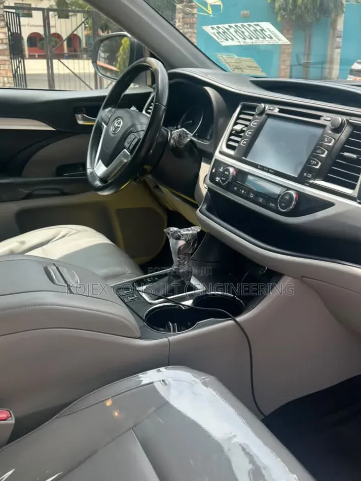 Toyota Highlander XLE 4x4 V6 (3.5L 6cyl 8A) 2017 Silver