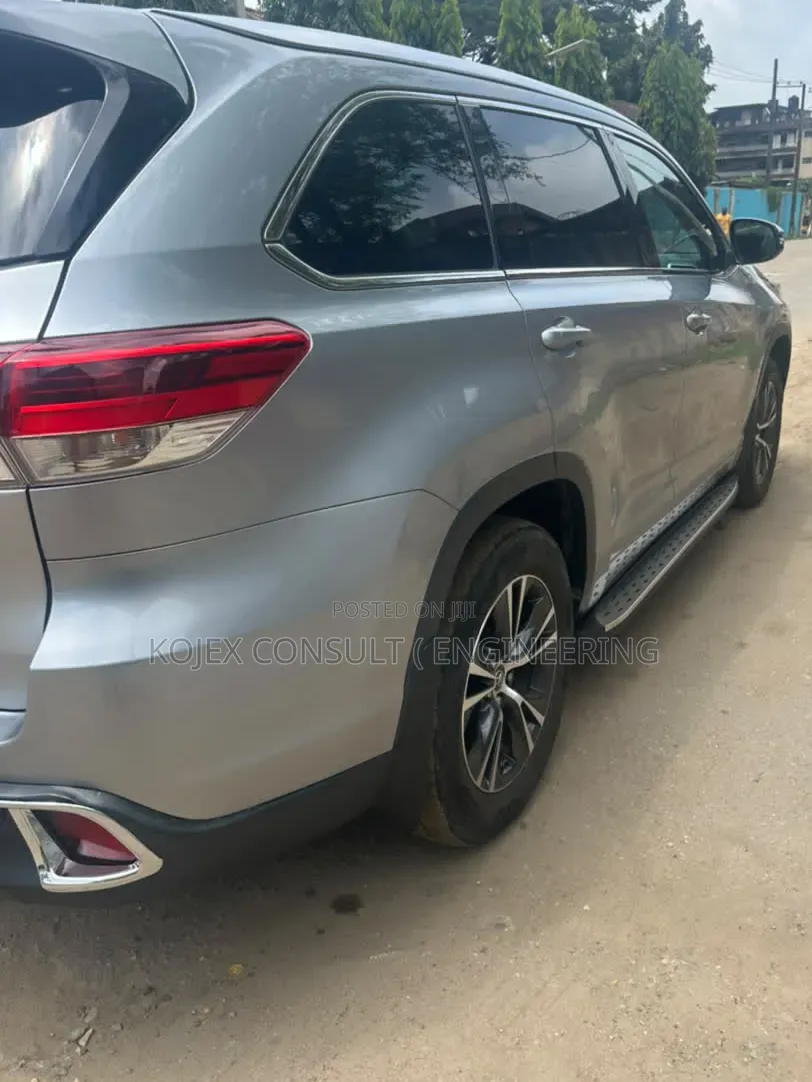 Toyota Highlander XLE 4x4 V6 (3.5L 6cyl 8A) 2017 Silver