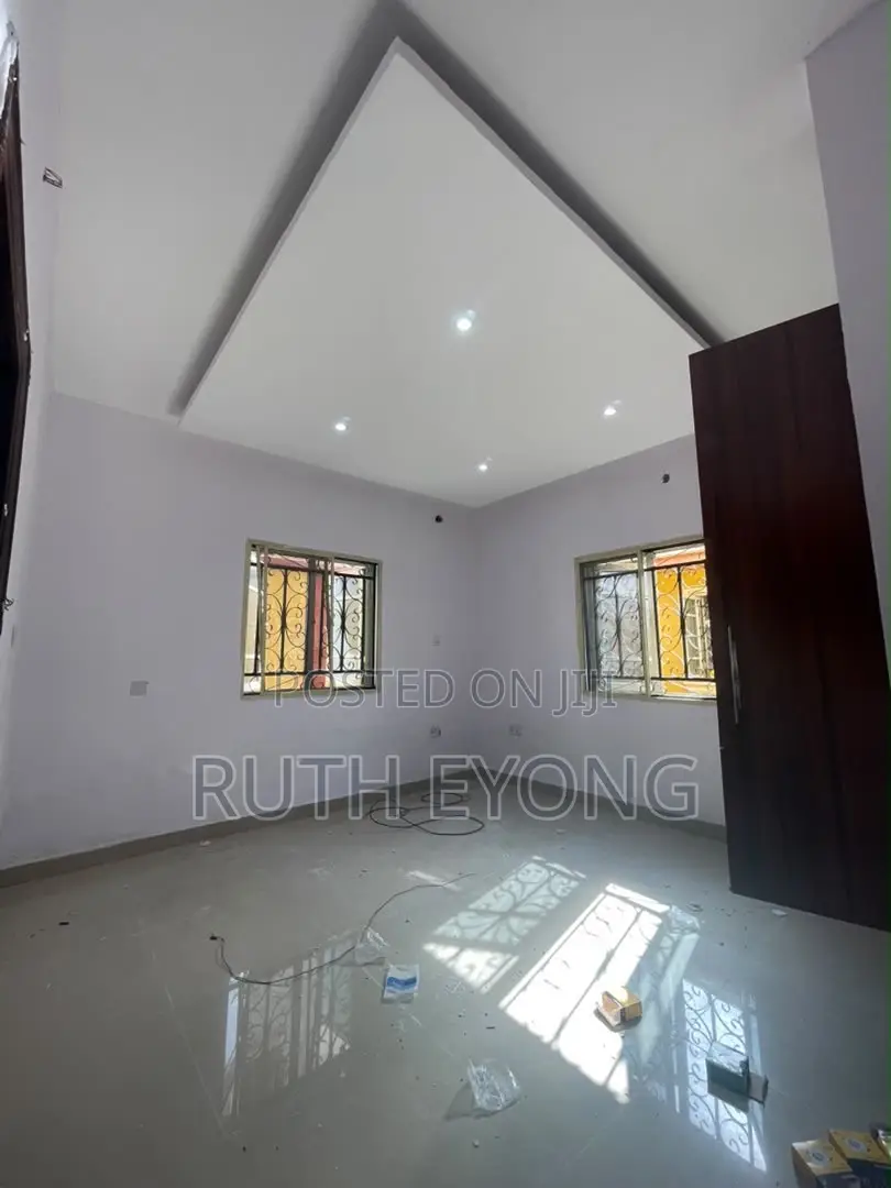 2bdrm Apartment in Lekki Phase 1 for rent