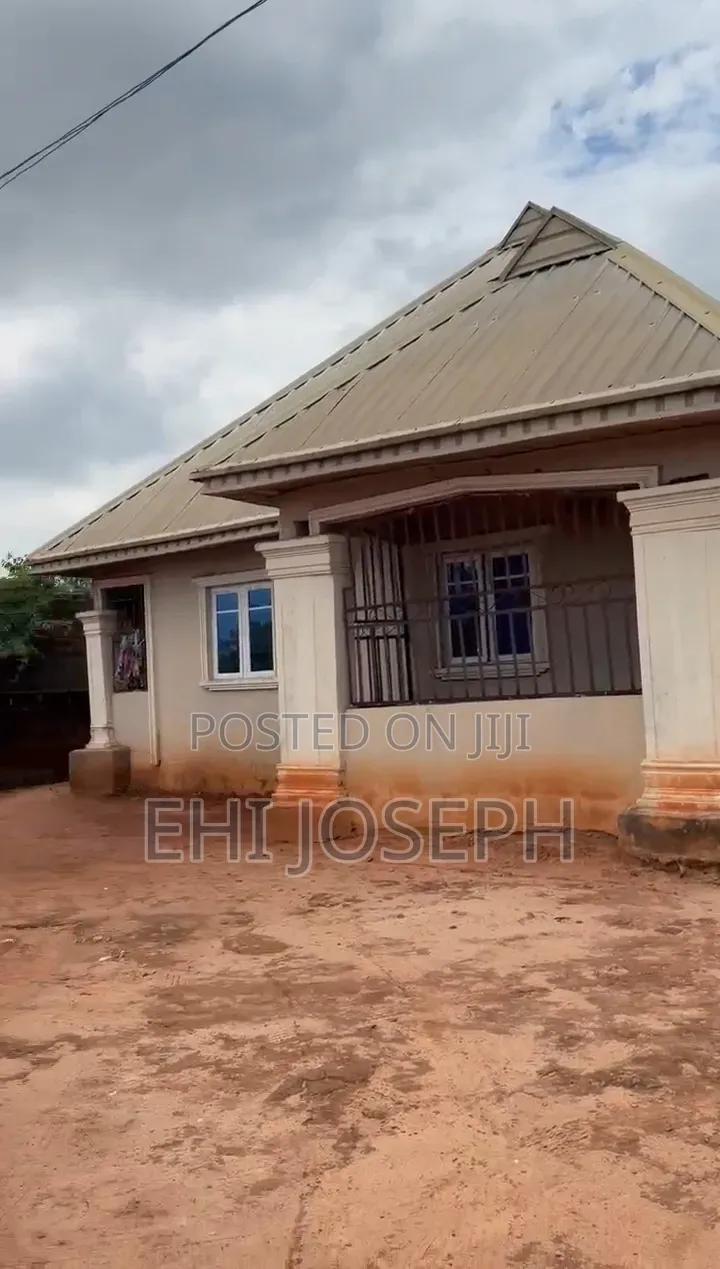 5bdrm Block of Flats in Benin City for sale