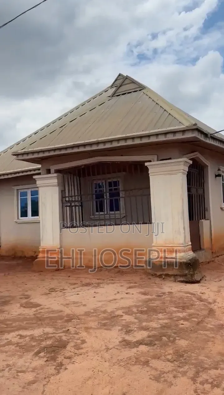 5bdrm Block of Flats in Benin City for sale