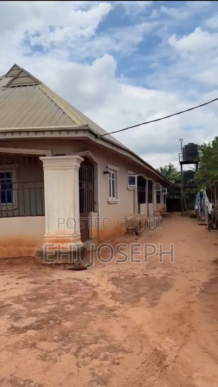 5bdrm Block of Flats in Benin City for sale