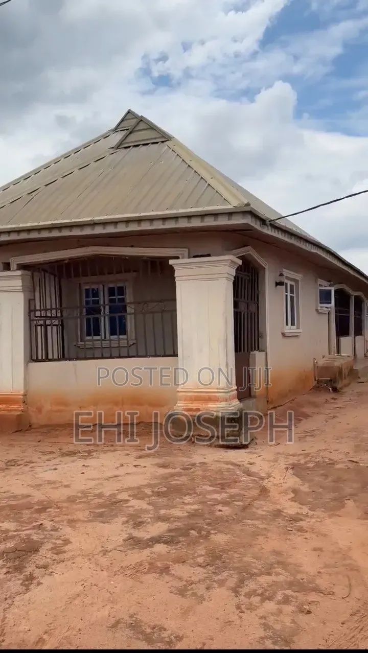 5bdrm Block of Flats in Benin City for sale