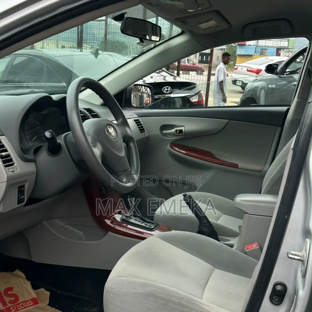 Toyota Corolla LE 4dr Sedan (1.8L 4cyl 4A) 2010 Silver