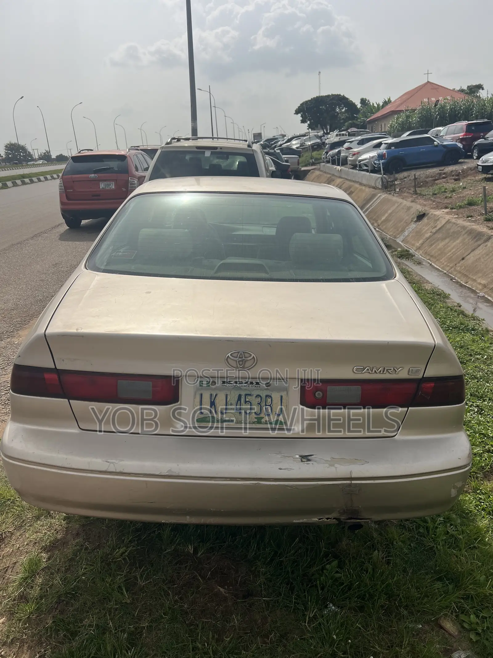 Toyota Camry LE 4dr Sedan (2.2L 4cyl 4A) 2001 Gold