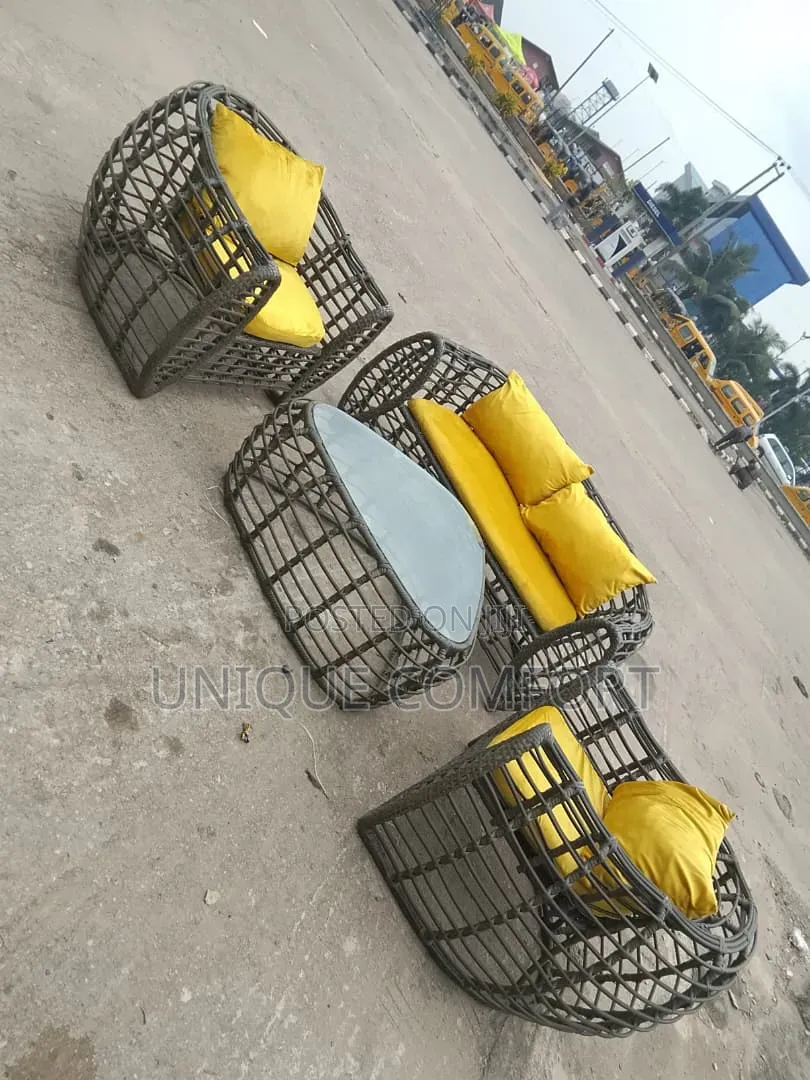 Top Quality 4 Seaters Outdoor Rattan Set With Glass Top Center Table