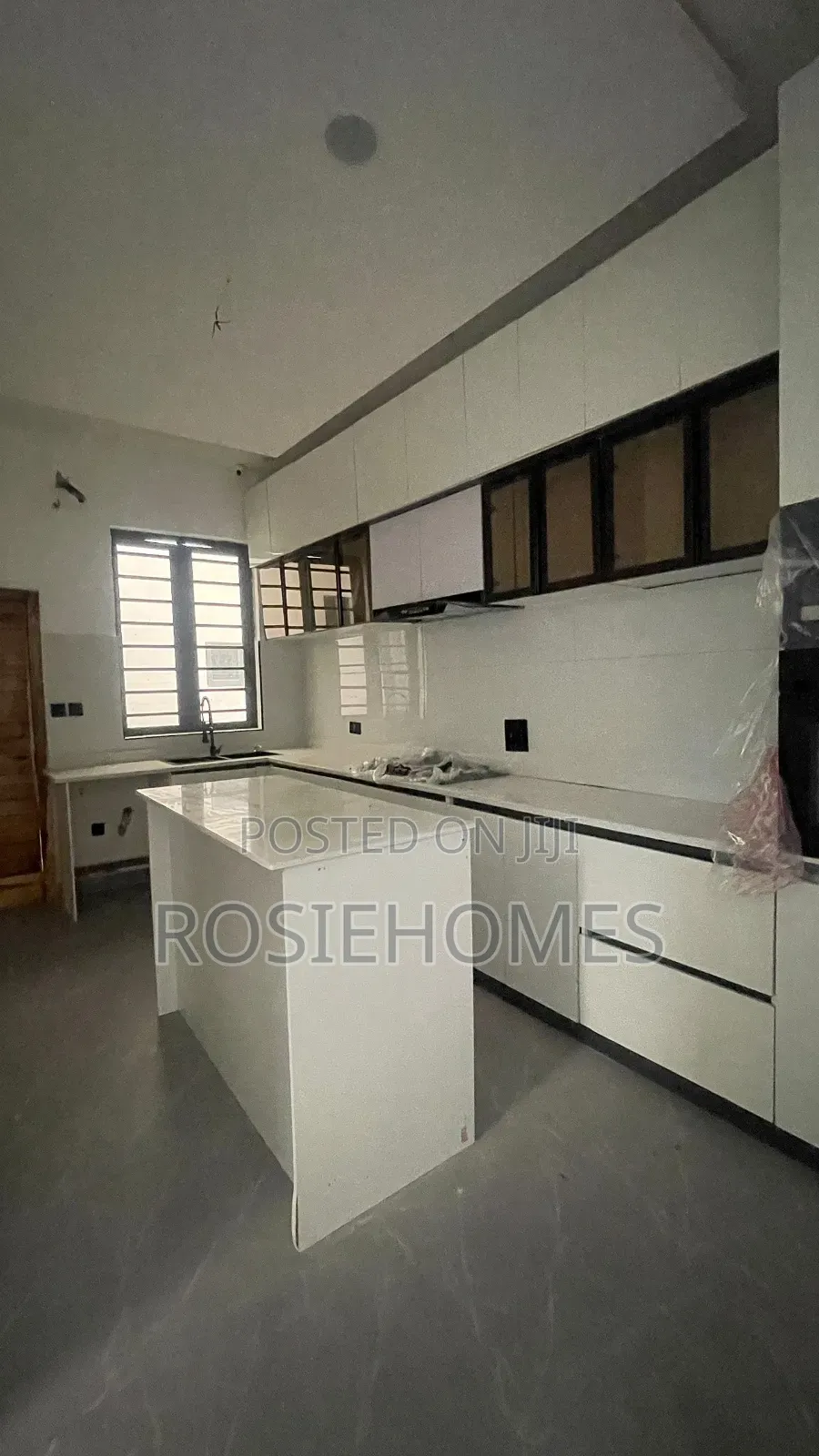 4bdrm Duplex in Idado for sale