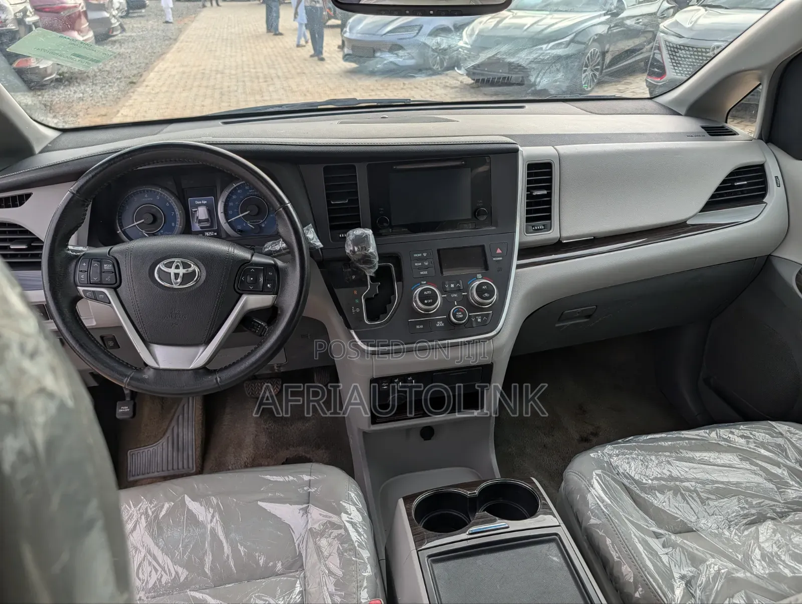 Toyota Sienna XLE 8 Passenger (3.5L 6cyl 8A) 2017 Gray