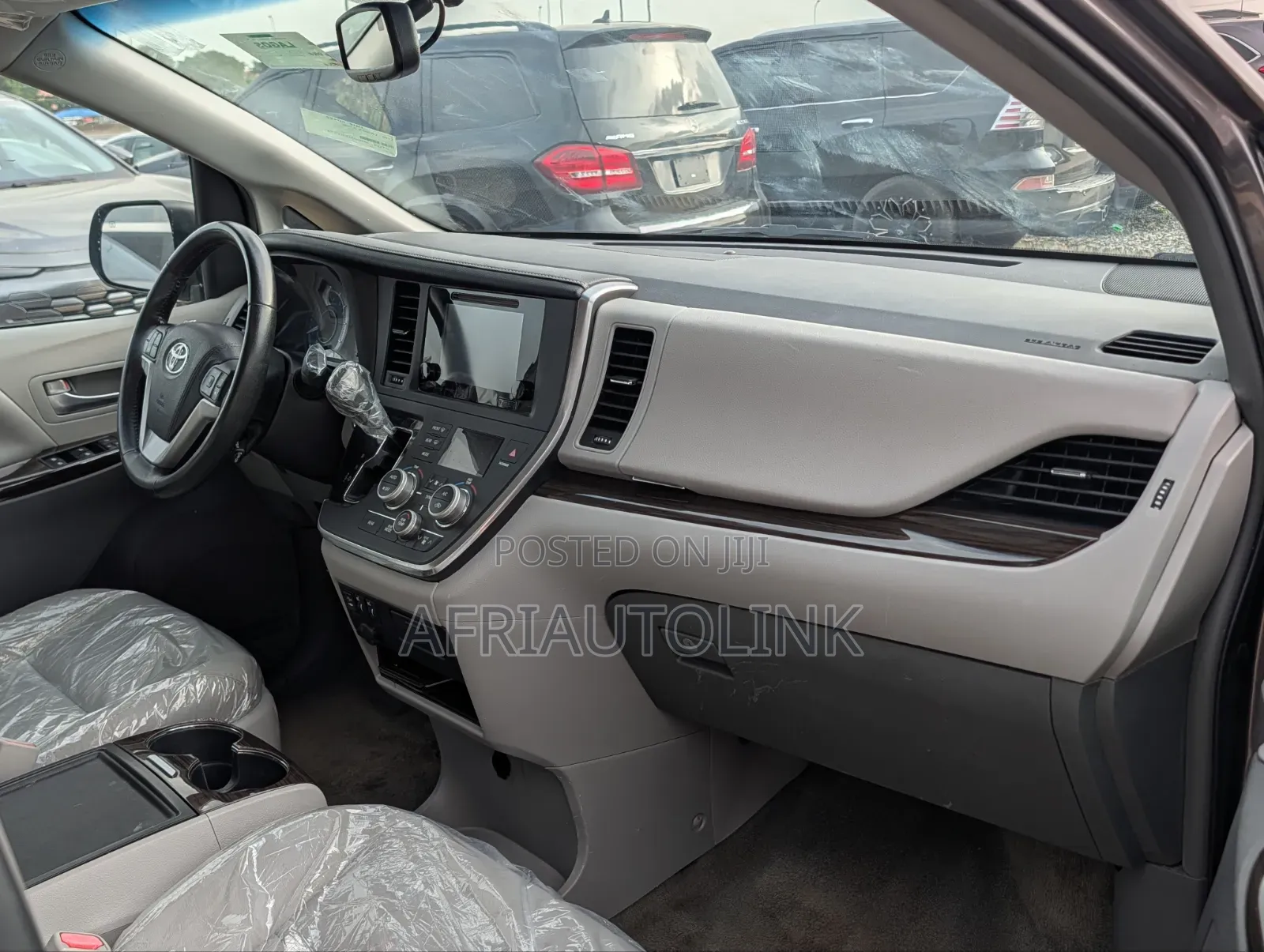 Toyota Sienna XLE 8 Passenger (3.5L 6cyl 8A) 2017 Gray