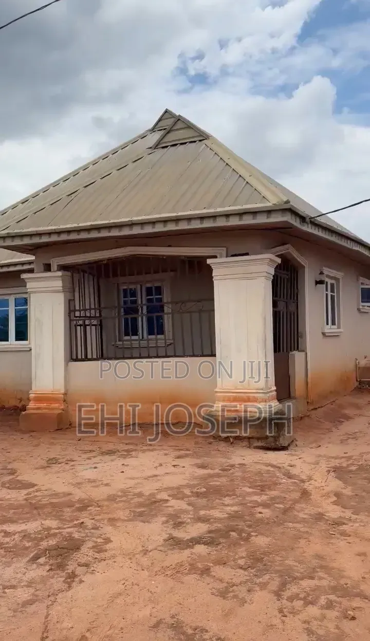 5bdrm Block of Flats in Benin City for sale