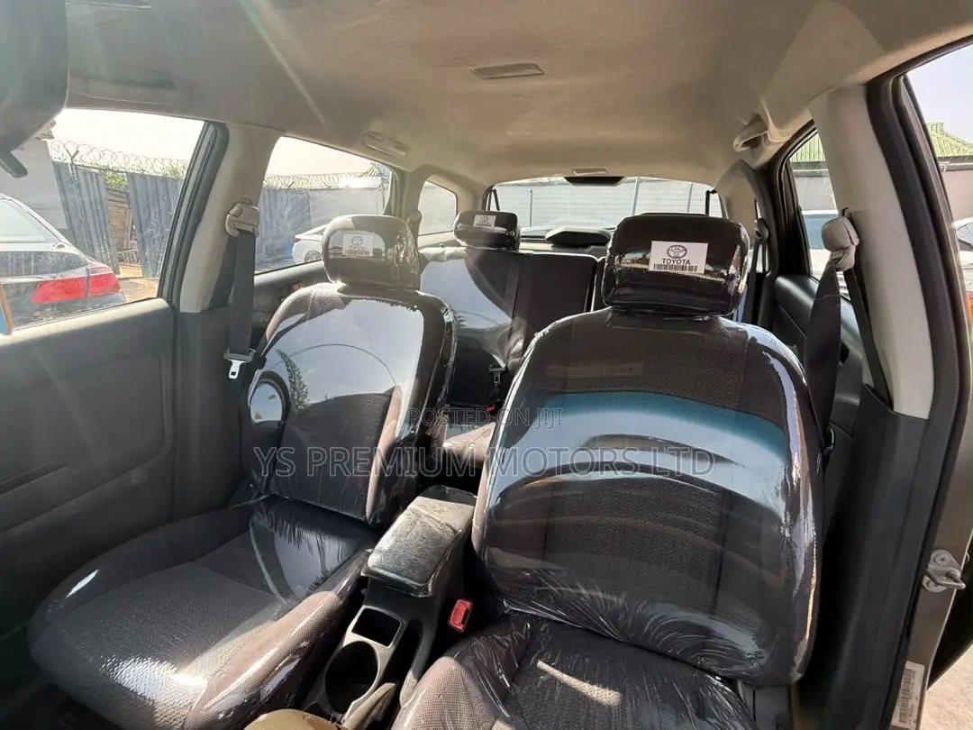 Toyota Matrix Standard FWD (1.8L 4cyl 5M) 2004 Gray