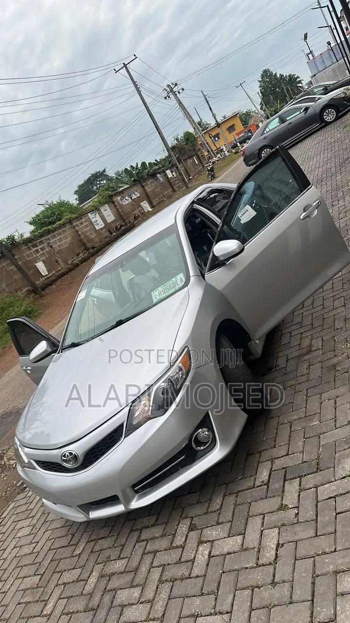 Toyota Camry SE 4dr Sedan (2.5L 4cyl 6A) 2014 Silver