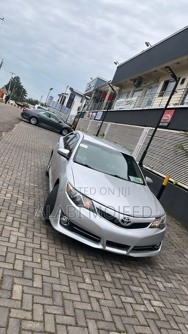 Toyota Camry SE 4dr Sedan (2.5L 4cyl 6A) 2014 Silver