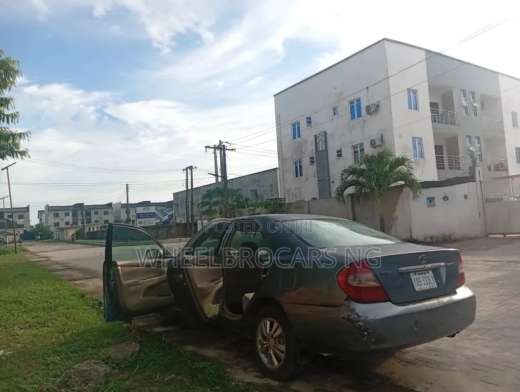 Toyota Camry LE 4dr Sedan (2.4L 4cyl 5M) 2004 Blue