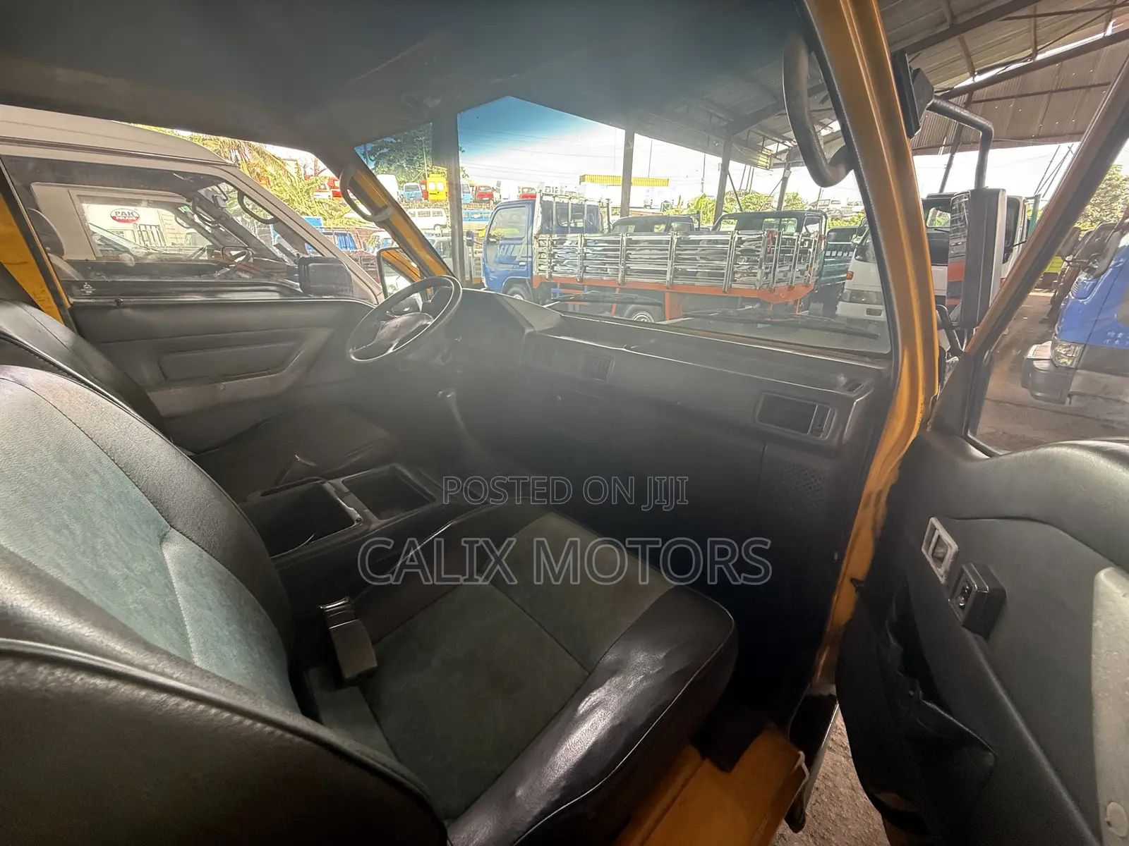 Mitsubishi L300 2005 Yellow