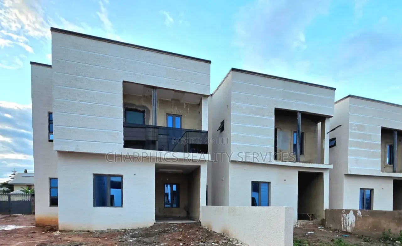4bdrm Duplex in Gaduwa for sale