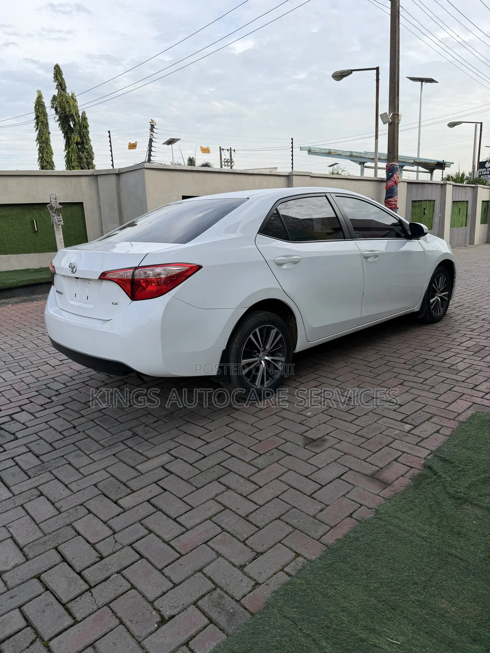 Toyota Corolla LE 4dr Sedan (1.8L 4cyl CVT) 2017 White