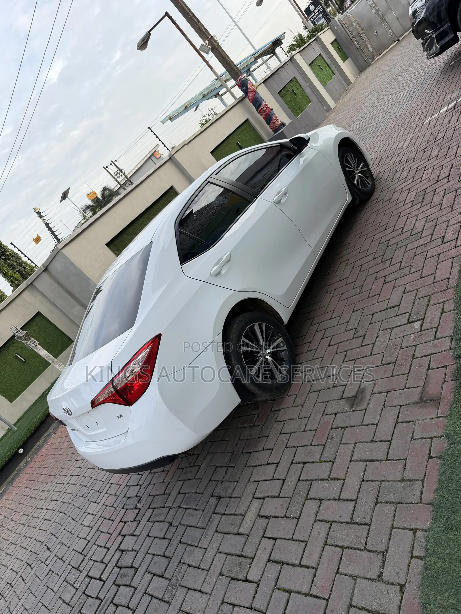 Toyota Corolla LE 4dr Sedan (1.8L 4cyl CVT) 2017 White