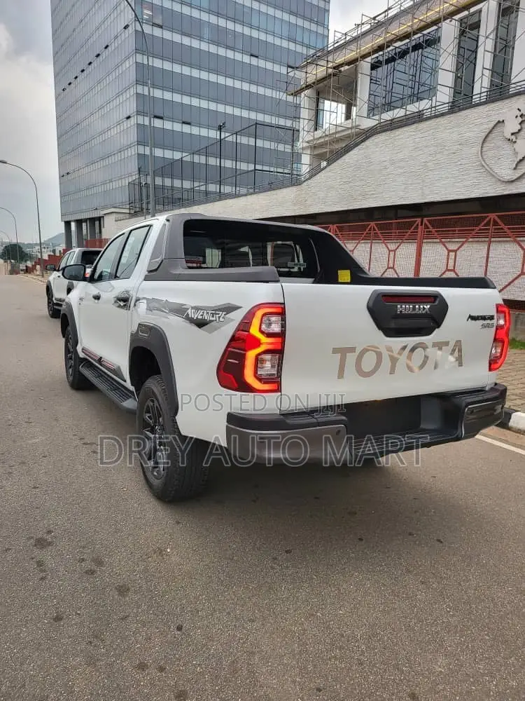 New Toyota Hilux High 2026 White