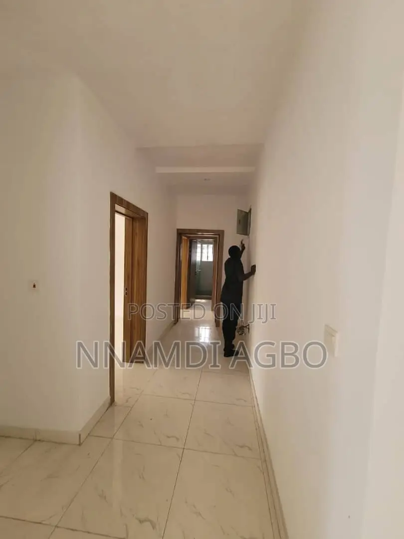 2bdrm Apartment in Lekki Phase 1 for rent