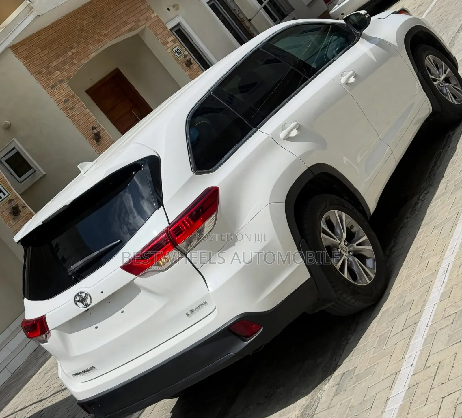 Toyota Highlander LE V6 4x4 (3.5L 6cyl 6A) 2016 White