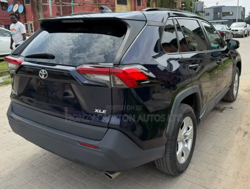 Toyota RAV4 LE AWD 2020 Blue
