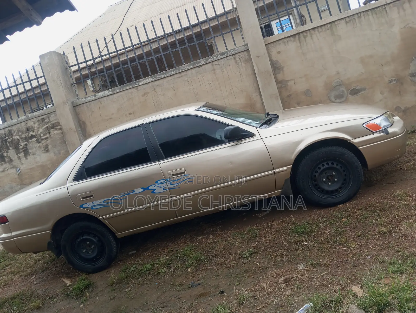 Toyota Camry LE 4dr Sedan (2.2L 4cyl 4A) 2000 Gold