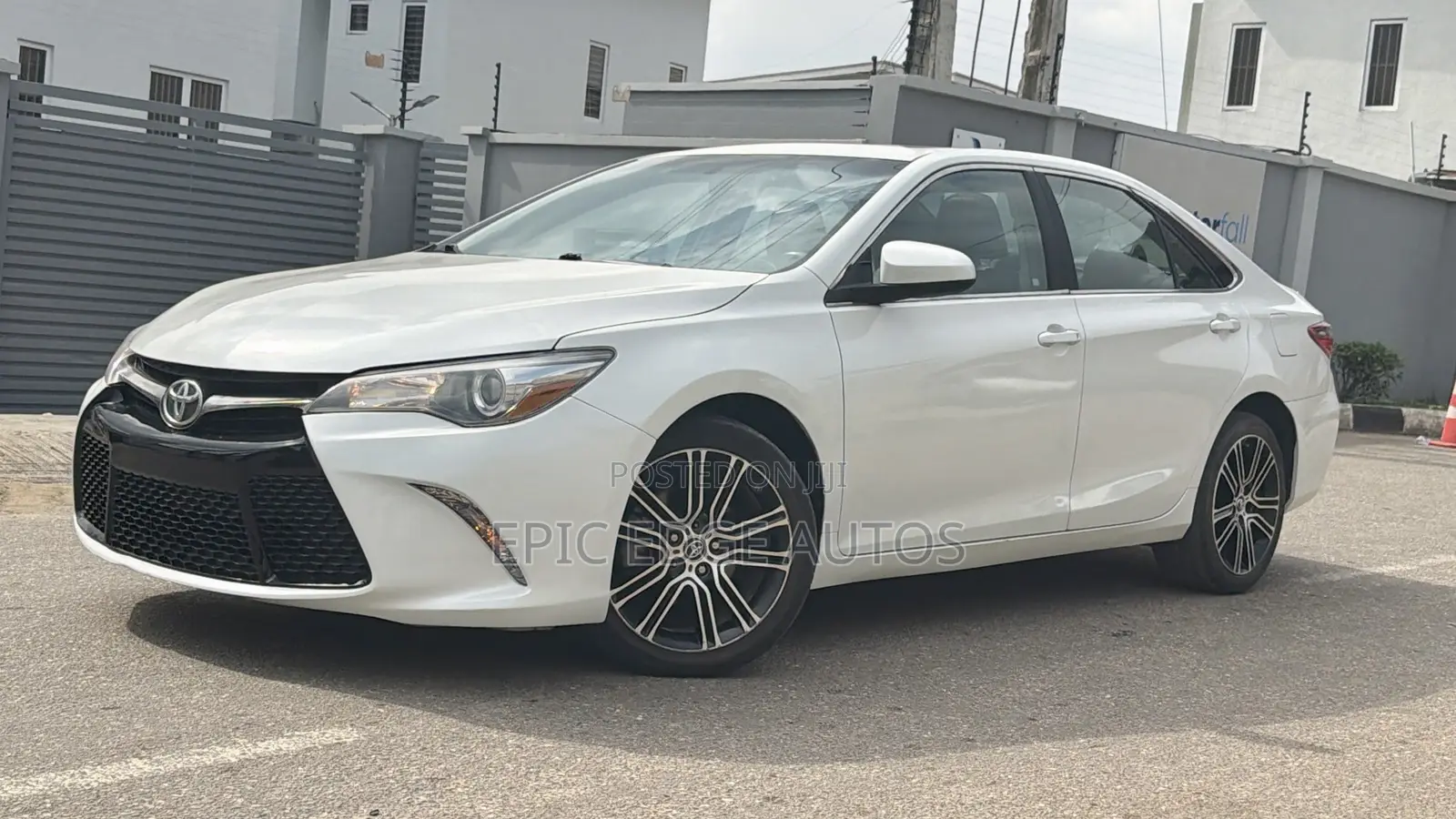 Toyota Camry SE w/Special Edition Pkg (2.5L 4cyl 6A) 2016 White