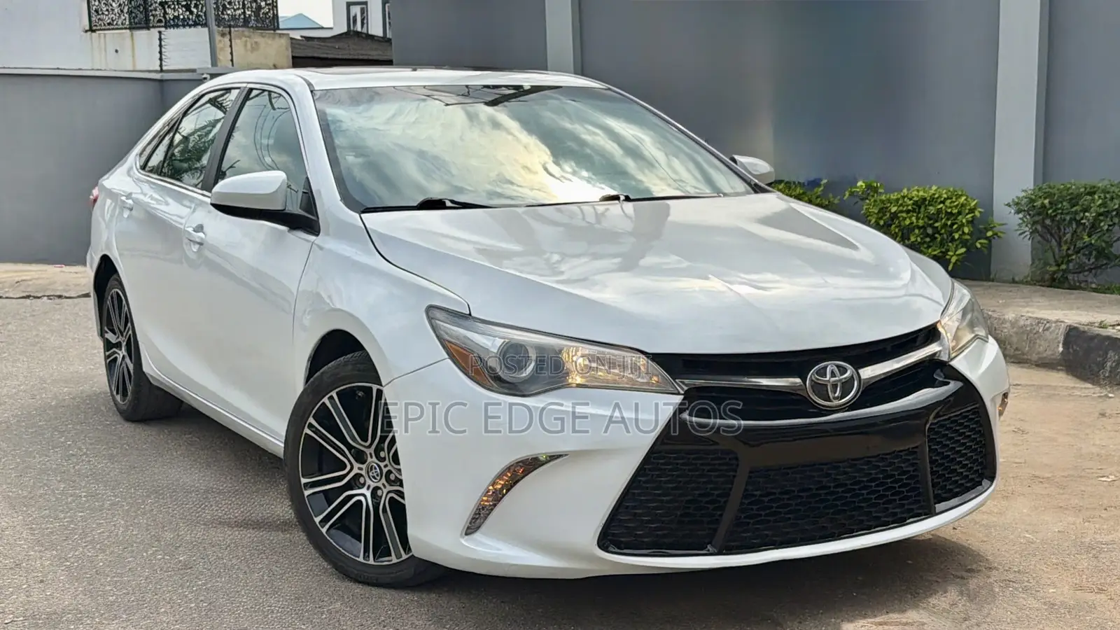 Toyota Camry SE w/Special Edition Pkg (2.5L 4cyl 6A) 2016 White